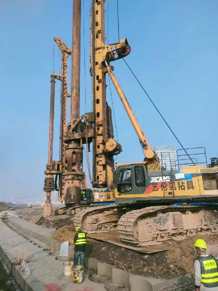 The main construction methods and equipment for the construction of large-caliber pouring piles